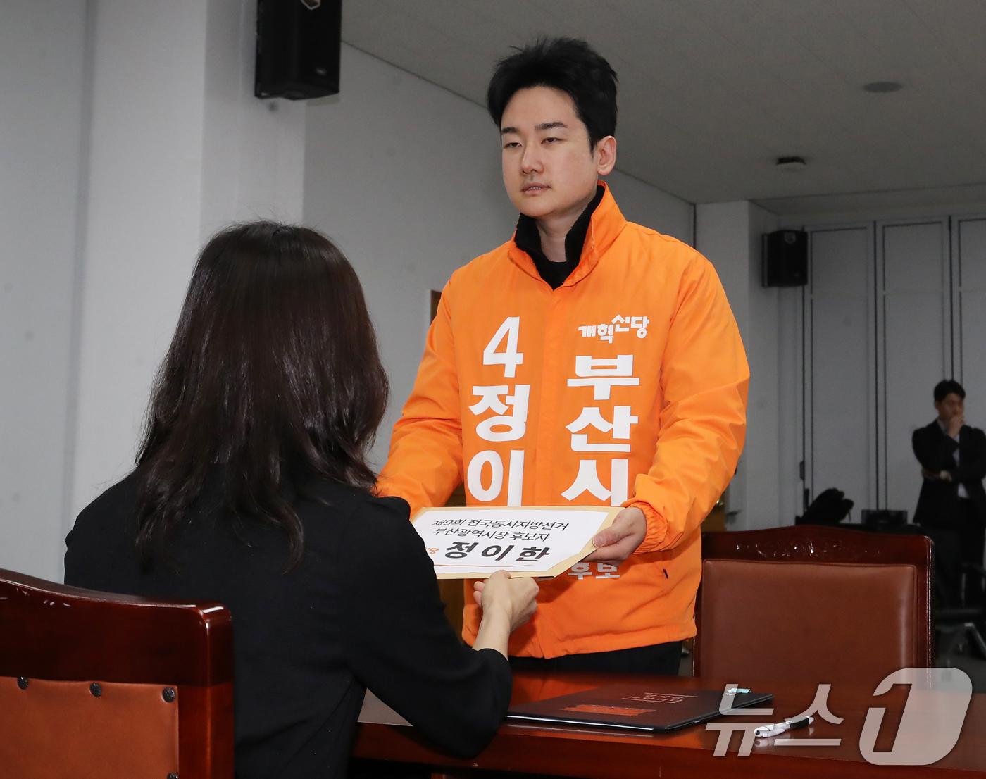 (부산=뉴스1) 윤일지 기자 = 정이한 개혁신당 부산시장 후보가 14일 부산 연제구 부산시선거관리위원회에서 6·3 지방선거 부산시교육감 후보자 등록을 하고 있다. 2026.5.14 …