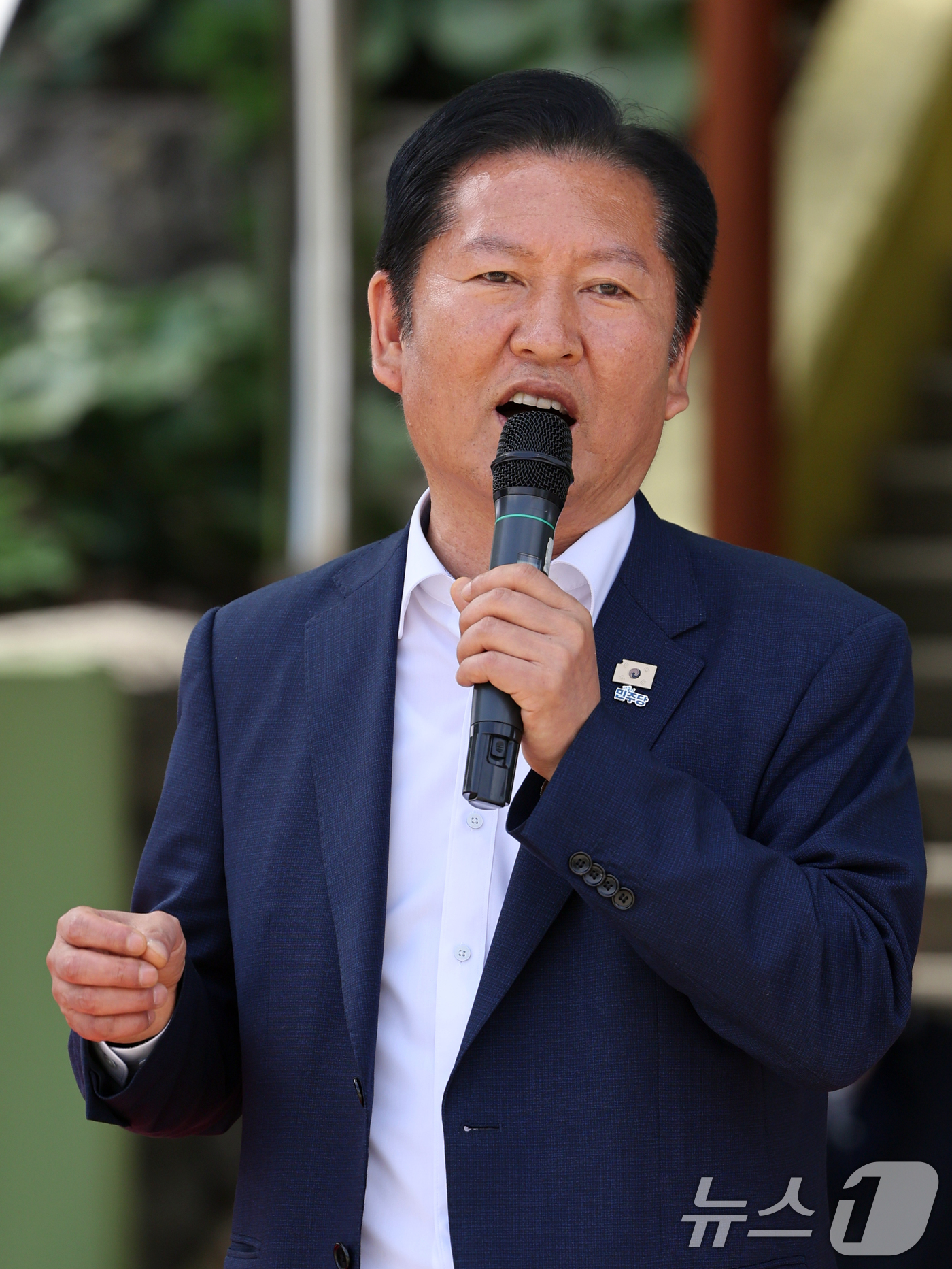 (울릉=뉴스1) 황기선 기자 = 정청래 더불어민주당 대표가 14일 오전 경북 울릉군 천부초등학교에서 열린 ‘제30회 북면 면민체육대회’에서 축사 중 '독도는 우리땅' 노래를 부르고 …