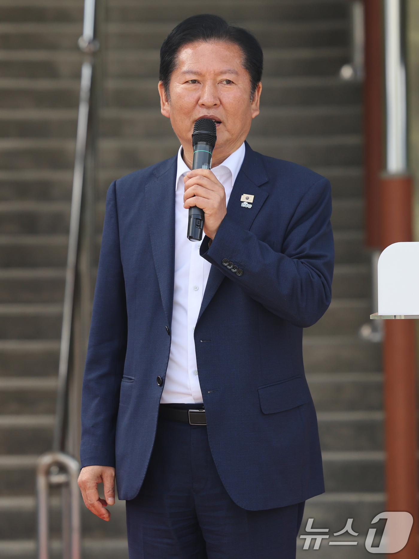 (울릉=뉴스1) 황기선 기자 = 정청래 더불어민주당 대표가 14일 오전 경북 울릉군 천부초등학교에서 열린 ‘제30회 북면 면민체육대회’에서 축사를 하고 있다. 2026.5.14/뉴 …