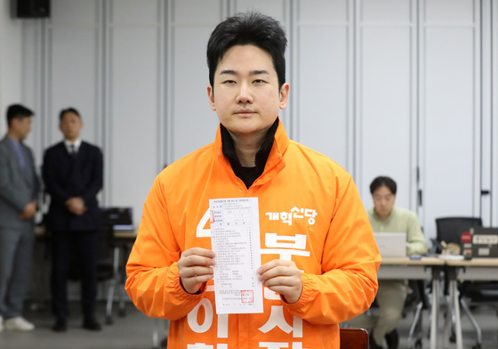 이준석, 정이한 단식장 찾아 "토론장에 의자 하나는 놔달라"