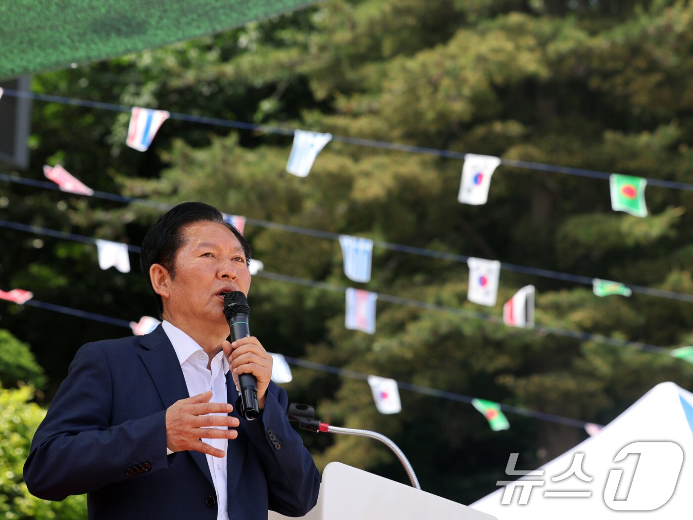 본문 이미지 - 정청래 더불어민주당 대표가 14일 오전 경북 울릉군 천부초등학교에서 열린 ‘제30회 북면 면민체육대회’에서 축사를 하고 있다. 2026.5.14 ⓒ 뉴스1 황기선 기자