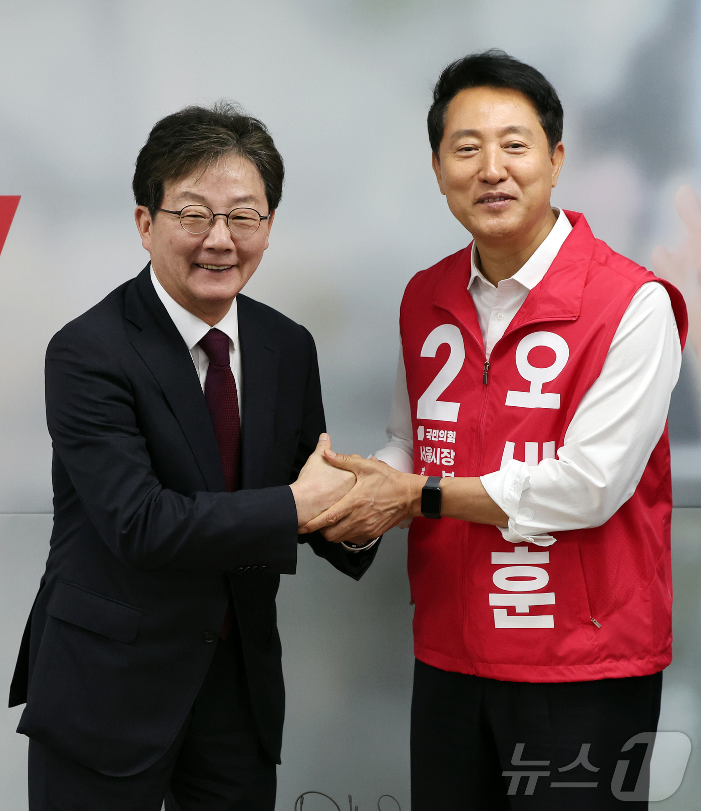 (서울=뉴스1) 김진환 기자 = 오세훈 국민의힘 서울시장 후보(오른쪽)가 14일 오전 서울 종로구 선거사무소에서 유승민 전 의원을 만나 인사를 나누고 있다. 2026.5.14/뉴스 …