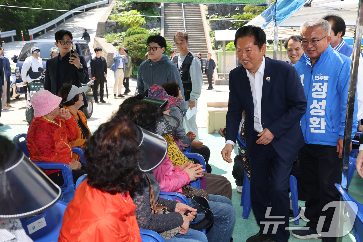 (울릉=뉴스1) 황기선 기자 = 정청래 더불어민주당 대표가 14일 오전 경북 울릉군 천부초등학교에서 열린 ‘제30회 북면 면민체육대회’에서 주민들과 인사를 나누고 있다. 2026. …