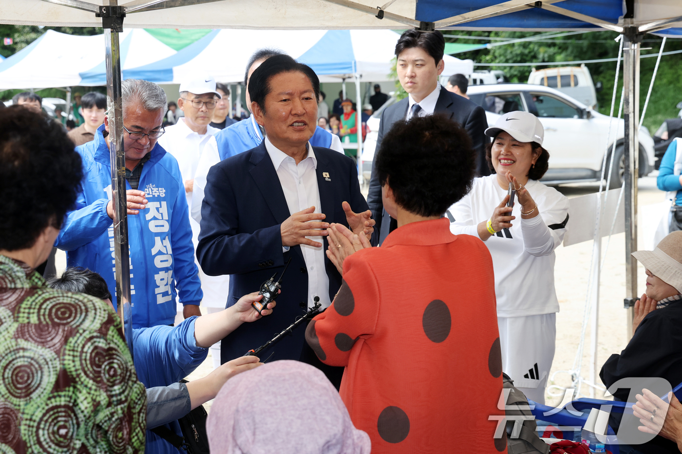 (울릉=뉴스1) 황기선 기자 = 정청래 더불어민주당 대표가 14일 오전 경북 울릉군 천부초등학교에서 열린 ‘제30회 북면 면민체육대회’에서 주민들과 인사를 나누고 있다. 2026. …