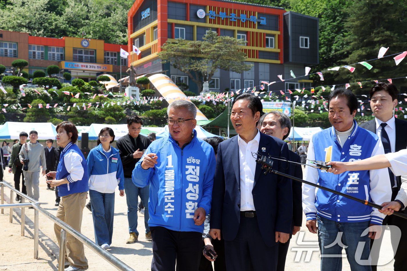 (울릉=뉴스1) 황기선 기자 = 정청래 더불어민주당 대표가 14일 오전 경북 울릉군 천부초등학교에서 열린 ‘제30회 북면 면민체육대회’에서 주민들과 인사를 나누기 위해 이동하고 있 …