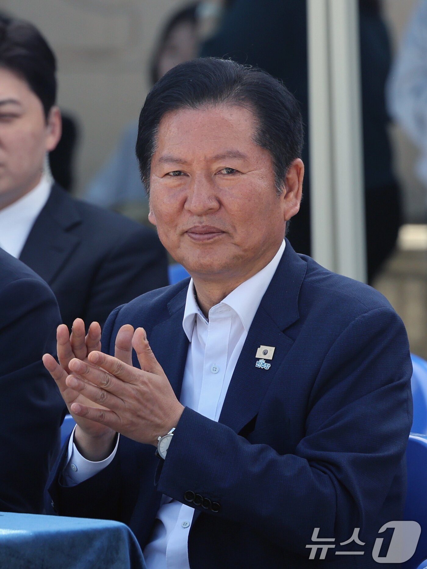 본문 이미지 - 정청래 더불어민주당 대표가 14일 오전 경북 울릉군 천부초등학교에서 열린 ‘제30회 북면 면민체육대회’에서 박수를 치고 있다. 2026.5.14 ⓒ 뉴스1 황기선 기자