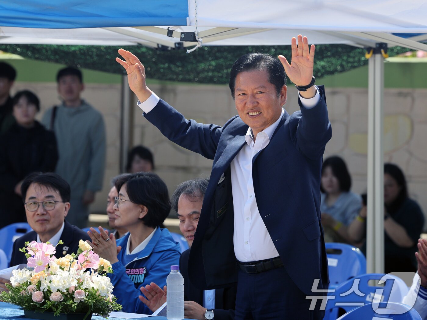 본문 이미지 - 정청래 더불어민주당 대표가 14일 오전 경북 울릉군 천부초등학교에서 열린 ‘제30회 북면 면민체육대회’에서 주민들에게 인사를 하고 있다. 2026.5.14 ⓒ 뉴스1 황기선 기자