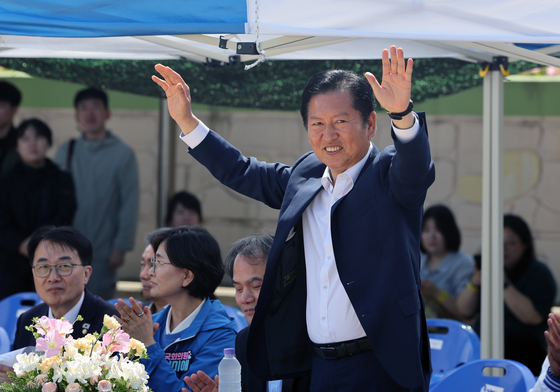 울릉도 주민들에게 인사 하는 정청래 대표
