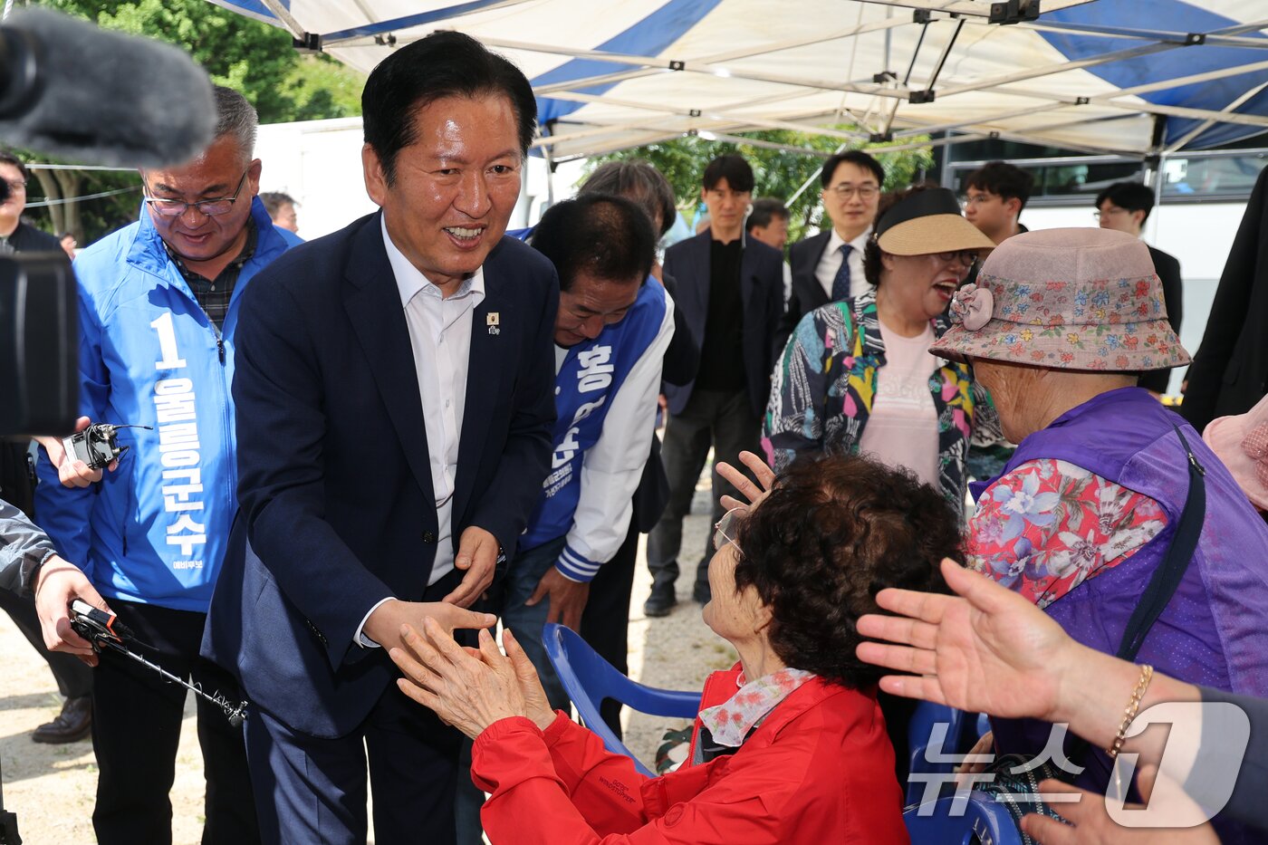 본문 이미지 - 정청래 더불어민주당 대표가 14일 오전 경북 울릉군 천부초등학교에서 열린 ‘제30회 북면 면민체육대회’에서 주민들과 인사를 나누고 있다. 2026.5.14 ⓒ 뉴스1 황기선 기자