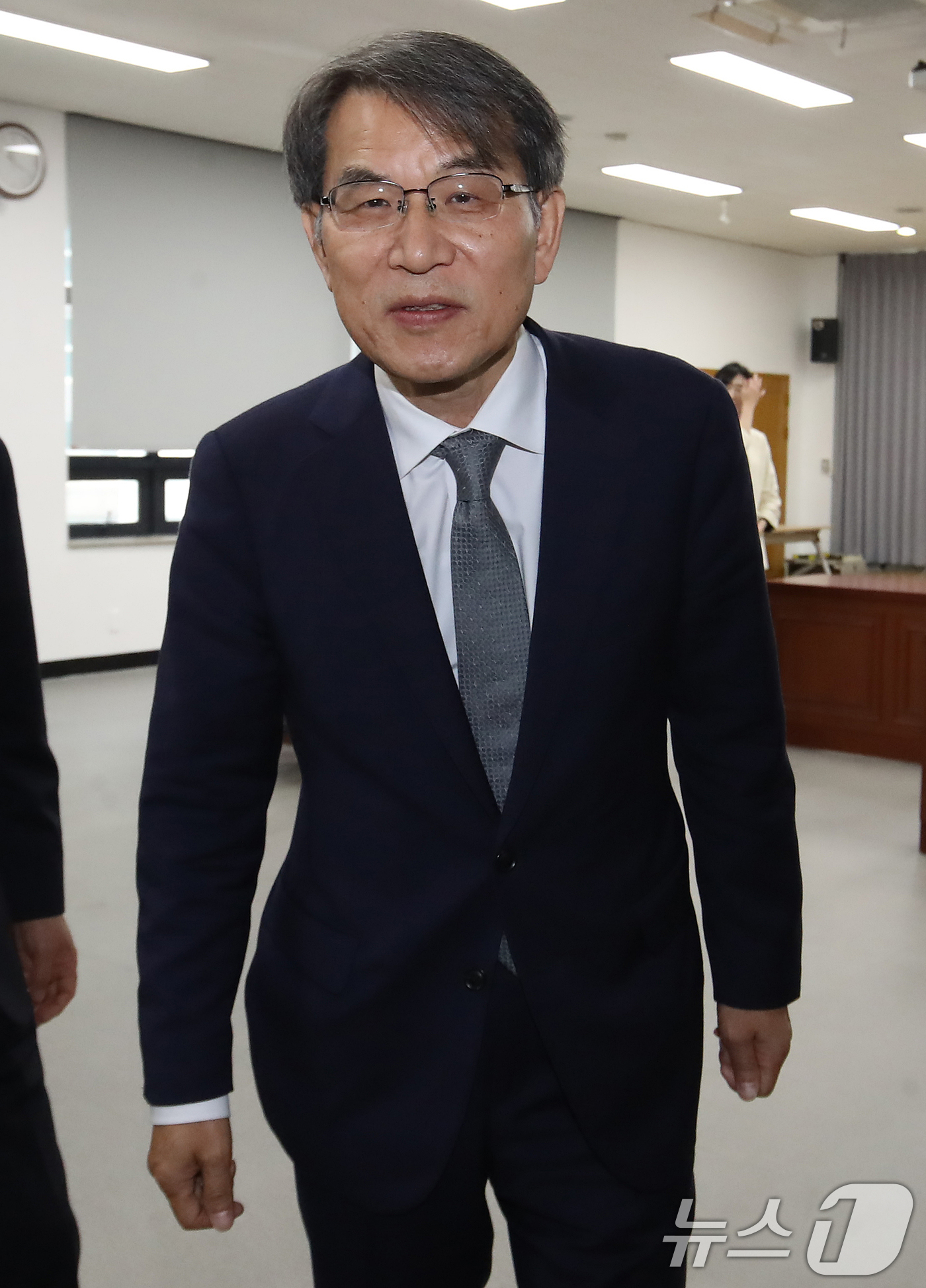 (부산=뉴스1) 윤일지 기자 = 노태악 중앙선거관리위원장이 14일 부산 연제구 부산시선거관리위원회를 찾아 6·3 지방선거 후보자 등록 신청 절차 및 준비 상황 등 현장을 참관하고 …