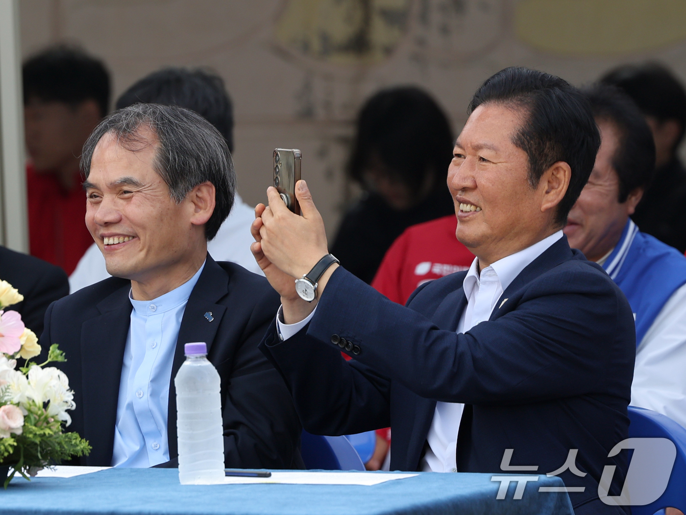 (울릉=뉴스1) 황기선 기자 = 정청래 더불어민주당 대표가 14일 오전 경북 울릉군 천부초등학교에서 열린 ‘제30회 북면 면민체육대회’에서 성화봉송 모습을 핸드폰 카메라에 담고 있 …