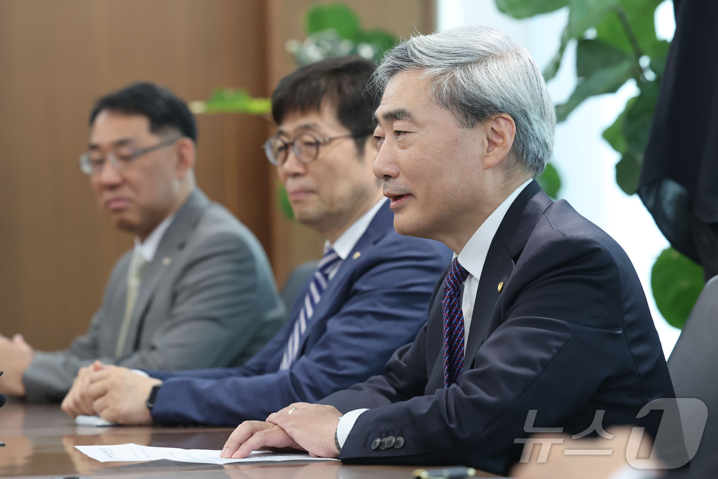 (서울=뉴스1) 오대일 기자 = 신현송 한국은행 총재가 14일 서울 중구 한국은행에서 박홍근 기획예산처 장관과 회동하며 발언하고 있다. (공동취재)