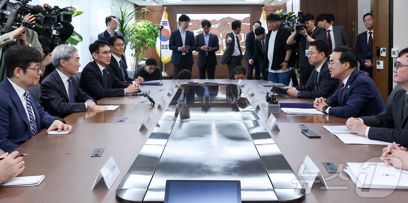 (서울=뉴스1) 오대일 기자 = 박홍근 기획예산처 장관과 신현송 한국은행 총재가 14일 서울 중구 한국은행 본점에서 열린 첫 회동에서 대화를 나누고 있다. (공동취재)