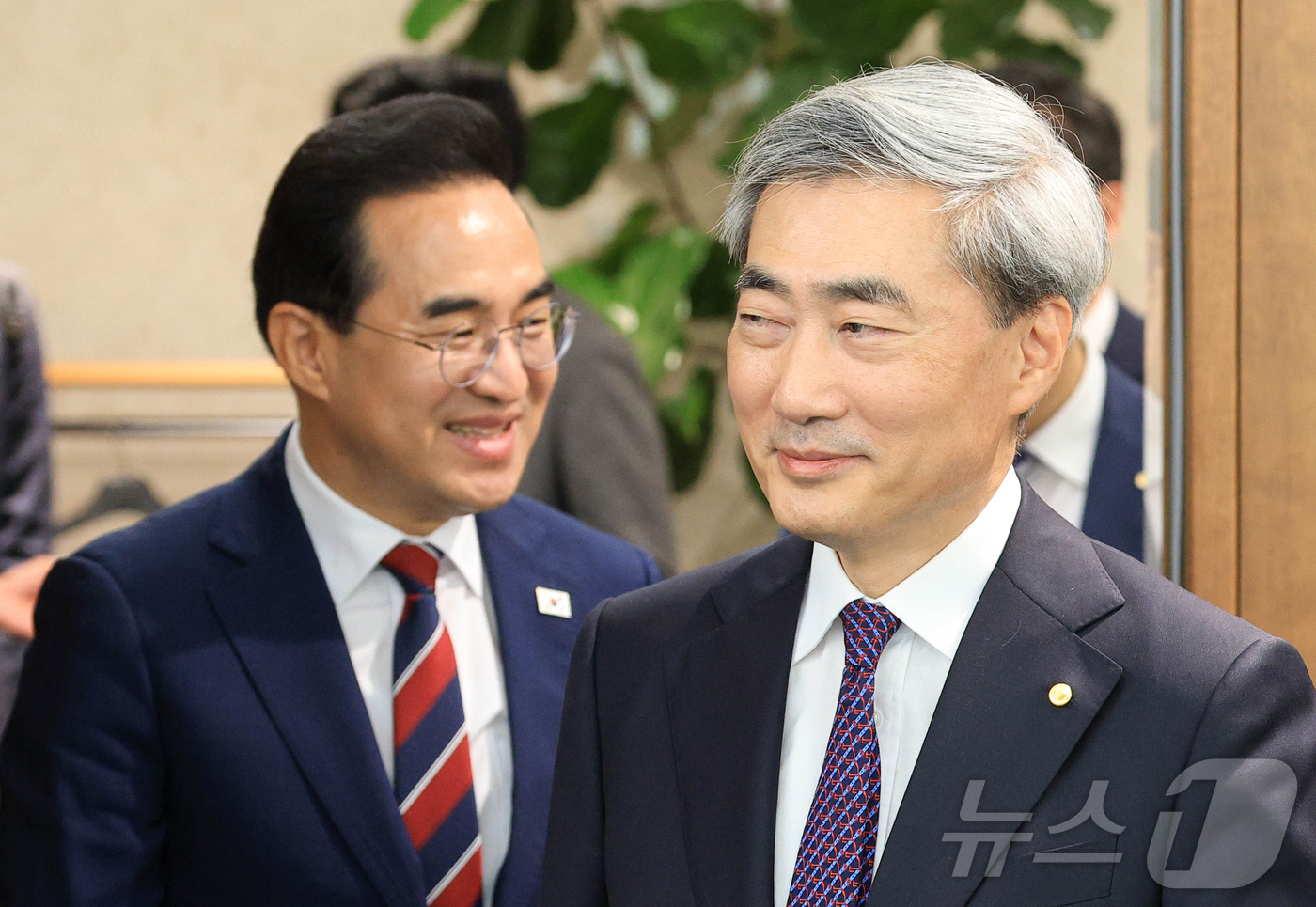 (서울=뉴스1) 오대일 기자 = 박홍근 기획예산처 장관과 신현송 한국은행 총재가 14일 서울 중구 한국은행 본점에서 열린 첫 회동에서 나란히 입장하고 있다. (공동취재)
