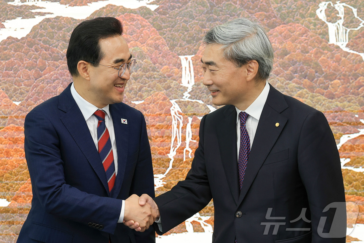 (서울=뉴스1) 오대일 기자 = 박홍근 기획예산처 장관과 신현송 한국은행 총재가 14일 서울 중구 한국은행 본점에서 열린 첫 회동에서 악수를 나누고 있다. (공동취재)