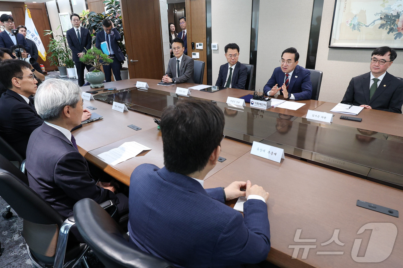 (서울=뉴스1) 오대일 기자 = 박홍근 기획예산처 장관이 14일 서울 중구 한국은행에서 신현송 한국은행 총재와 회동하며 발언하고 있다. (공동취재)