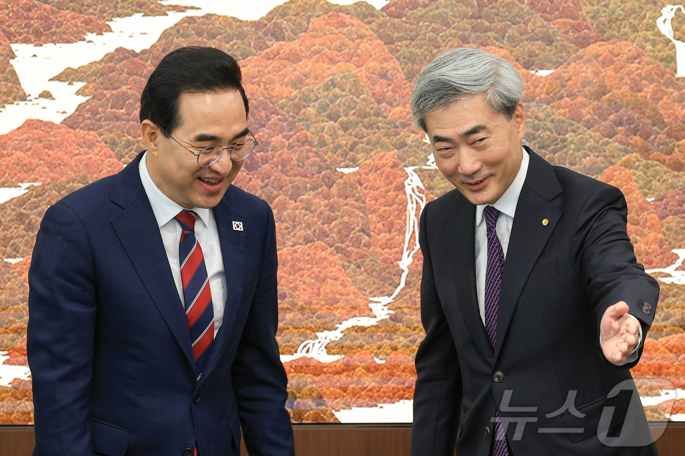 (서울=뉴스1) 오대일 기자 = 박홍근 기획예산처 장관과 신현송 한국은행 총재가 14일 서울 중구 한국은행 본점에서 열린 첫 회동에서 기념촬영 후 자리하고 있다. (공동취재)