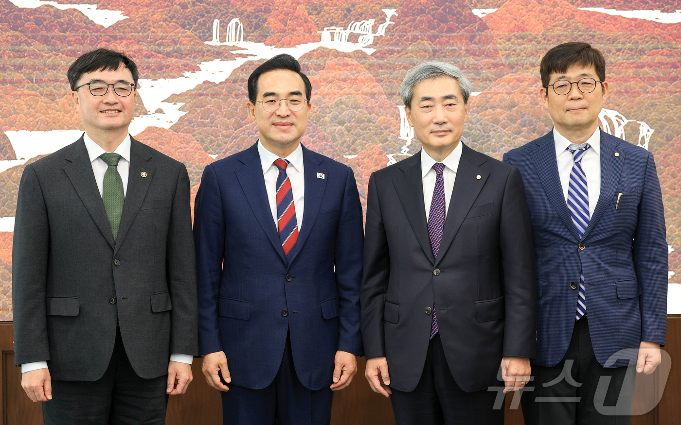 (서울=뉴스1) 오대일 기자 = 박홍근 기획예산처 장관(왼쪽 두번째)과 신현송 한국은행 총재(오른쪽 두번째)가 14일 서울 중구 한국은행에서 열린 첫 회동에서 기념촬영을 하고 있다 …