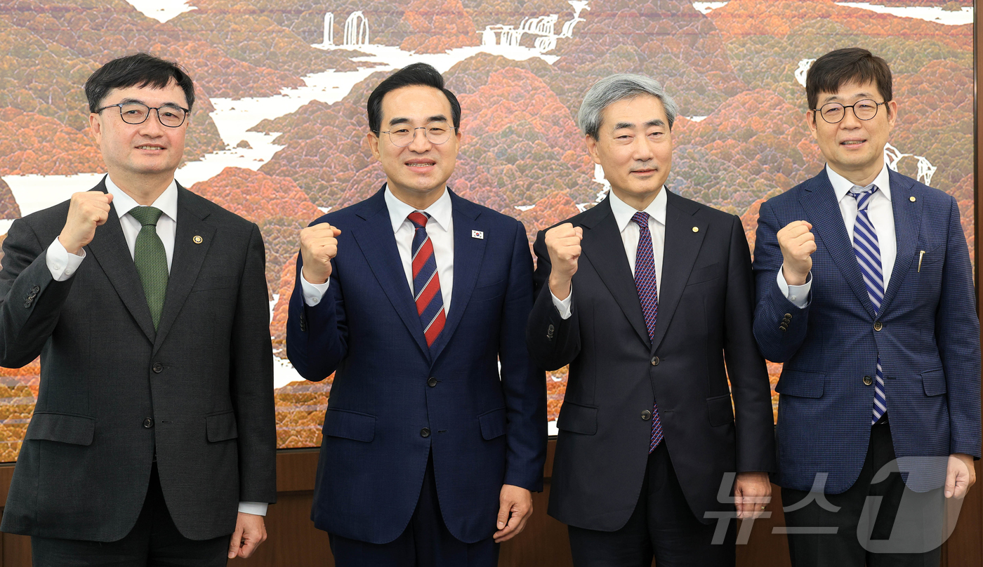 (서울=뉴스1) 오대일 기자 = 박홍근 기획예산처 장관(왼쪽 두번째)과 신현송 한국은행 총재(오른쪽 두번째)가 14일 서울 중구 한국은행에서 열린 첫 회동에서 기념촬영을 하고 있다 …
