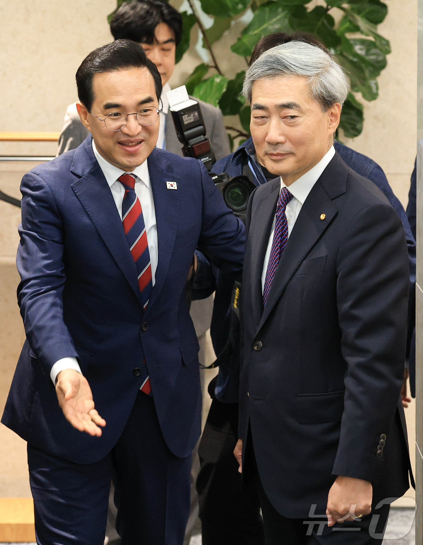 (서울=뉴스1) 오대일 기자 = 박홍근 기획예산처 장관과 신현송 한국은행 총재가 14일 서울 중구 한국은행 본점에서 열린 첫 회동에서 나란히 입장하고 있다. (공동취재)