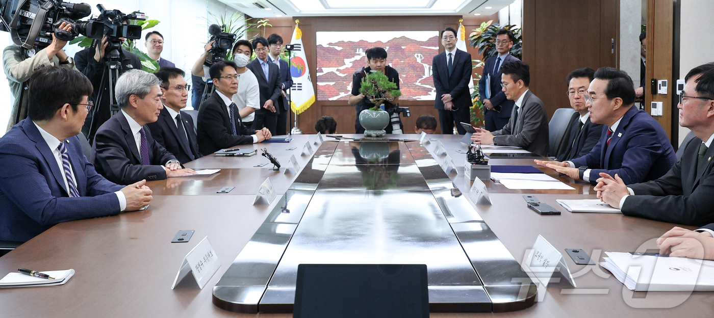 (서울=뉴스1) 오대일 기자 = 박홍근 기획예산처 장관과 신현송 한국은행 총재가 14일 서울 중구 한국은행 본점에서 열린 첫 회동에서 대화를 나누고 있다. (공동취재)