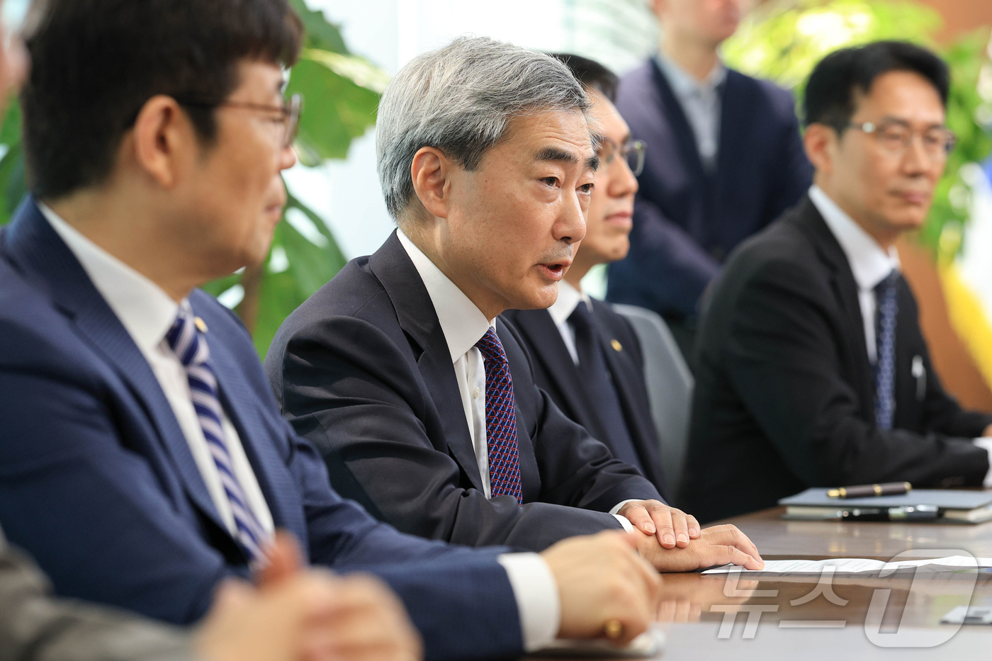 (서울=뉴스1) 오대일 기자 = 신현송 한국은행 총재가 14일 서울 중구 한국은행에서 박홍근 기획예산처 장관과 회동하며 발언하고 있다. (공동취재)