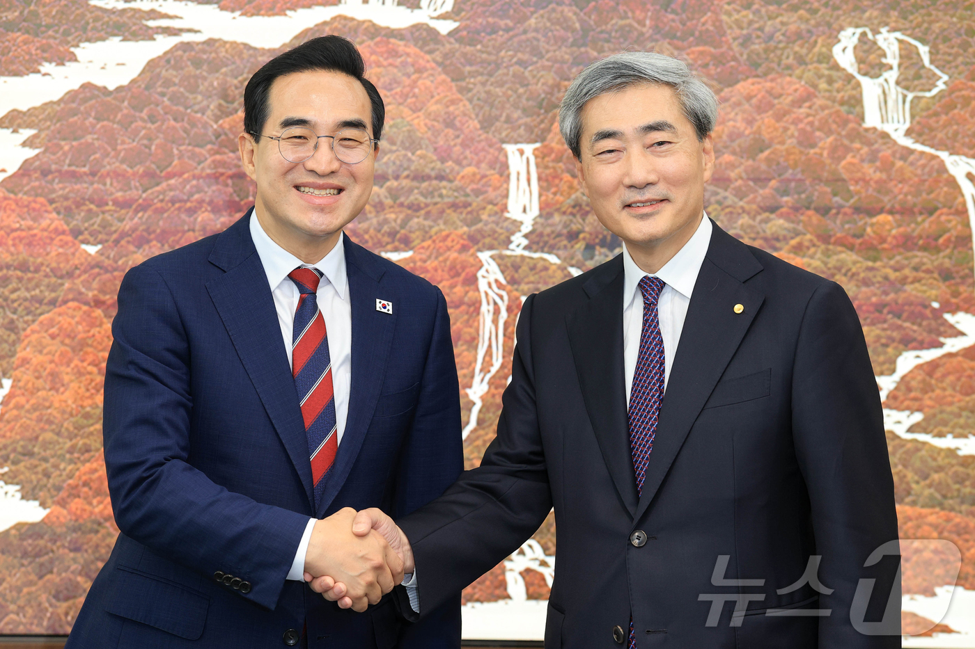 (서울=뉴스1) 오대일 기자 = 박홍근 기획예산처 장관과 신현송 한국은행 총재가 14일 서울 중구 한국은행 본점에서 열린 첫 회동에서 악수를 나누고 있다. (공동취재)