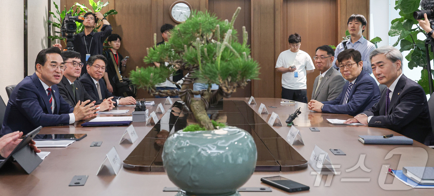 (서울=뉴스1) 오대일 기자 = 박홍근 기획예산처 장관이 14일 서울 중구 한국은행에서 신현송 한국은행 총재와 회동하며 소나무 분재 선물에 대해 설명하고 있다. (공동취재)