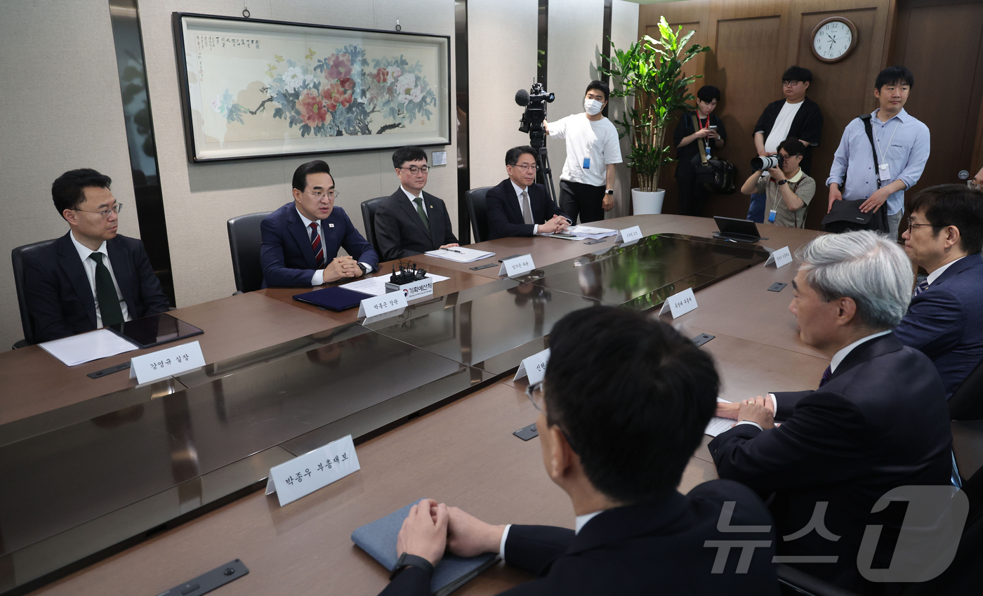 (서울=뉴스1) 오대일 기자 = 박홍근 기획예산처 장관이 14일 서울 중구 한국은행에서 신현송 한국은행 총재와 회동하며 발언하고 있다. (공동취재)