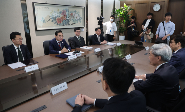 박홍근 장관, 신현송 한은 총재와 첫 회동