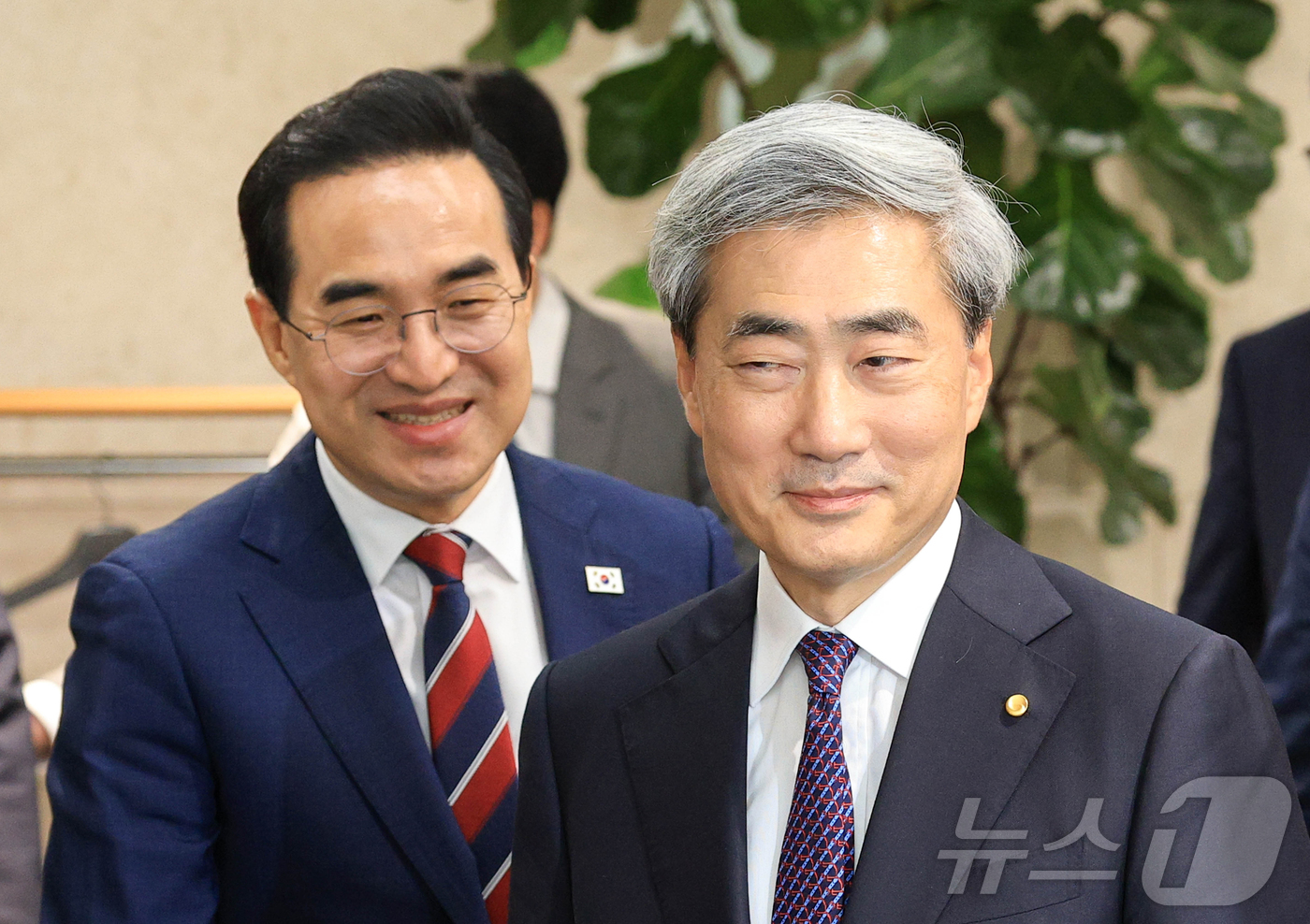 (서울=뉴스1) 오대일 기자 = 박홍근 기획예산처 장관과 신현송 한국은행 총재가 14일 서울 중구 한국은행 본점에서 열린 첫 회동에서 나란히 입장하고 있다. (공동취재)