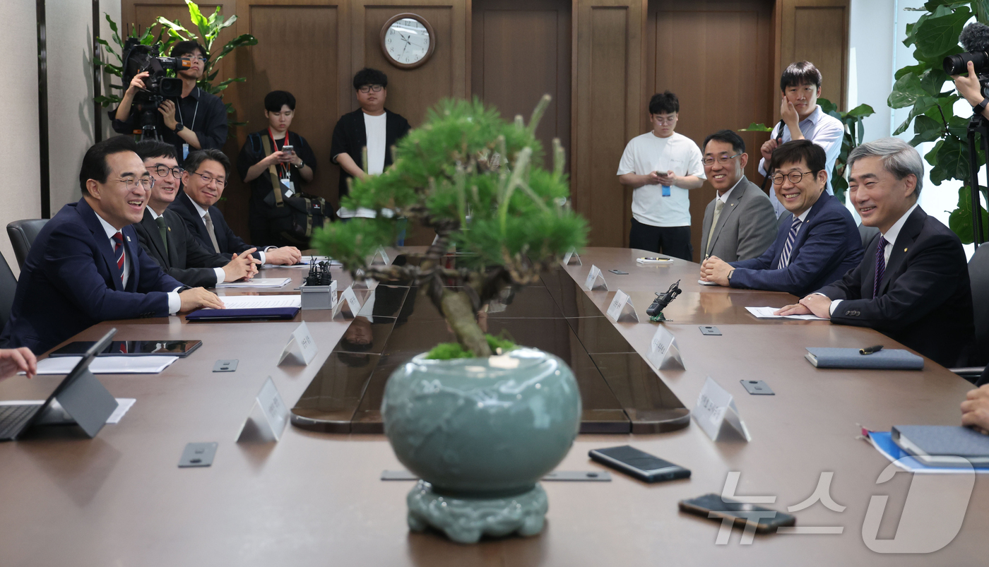 (서울=뉴스1) 오대일 기자 = 박홍근 기획예산처 장관이 14일 서울 중구 한국은행에서 신현송 한국은행 총재와 회동하며 소나무 분재 선물에 대해 설명하고 있다. (공동취재)
