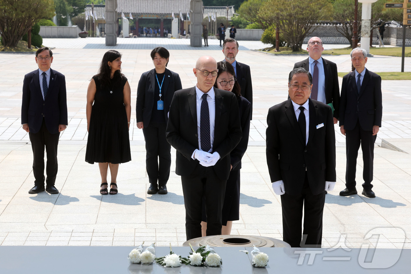 (광주=뉴스1) 조수민 수습기자 = 볼커 튀르크 UN 인권최고대표 일행이 14일 오전 광주 북구 운정동 국립 5·18민주묘지에서 오월영령에 분향하고 있다. 2026.5.14/뉴스1 …