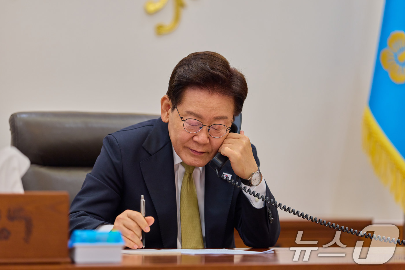 (서울=뉴스1) 이재명 기자 = 이재명 대통령이 14일 청와대에서 클라우디아 셰인바움 파르도 멕시코 대통령과 전화 통화를 하고 있다. (청와대 제공. 재판매 및 DB 금지) 202 …
