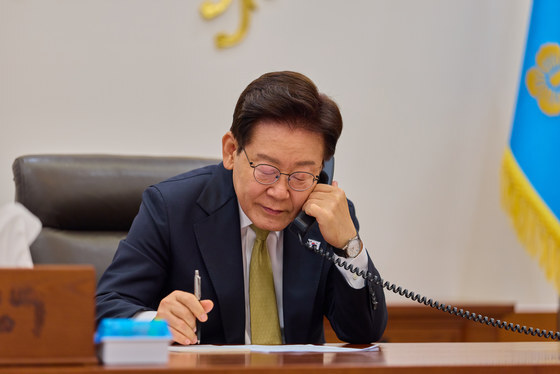 멕시코 정상과 통화하는 이재명 대통령