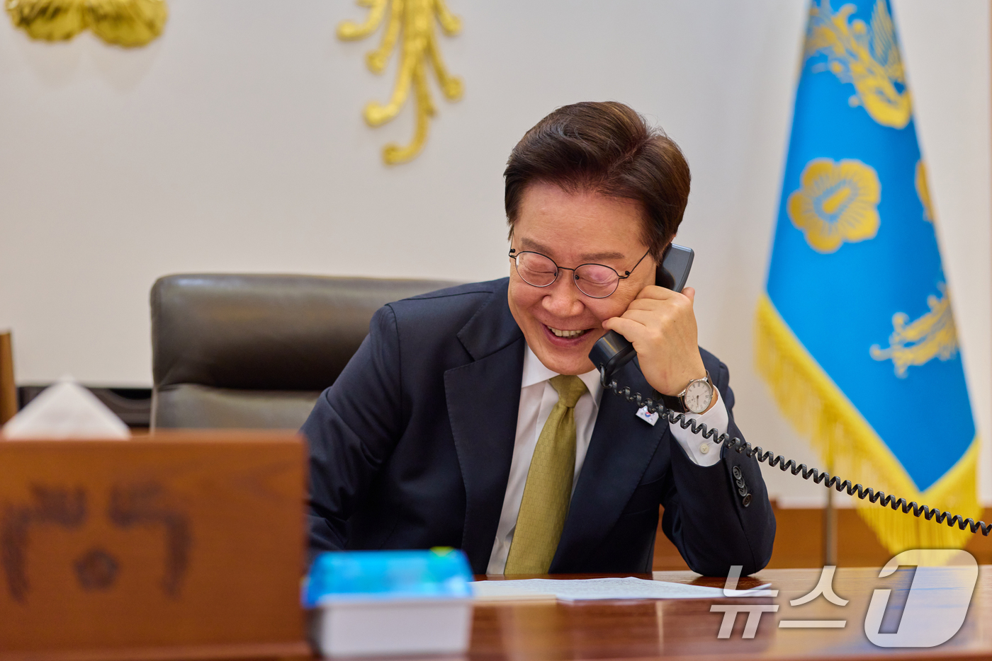 (서울=뉴스1) 이재명 기자 = 이재명 대통령이 14일 청와대에서 클라우디아 셰인바움 파르도 멕시코 대통령과 전화 통화를 하고 있다. (청와대 제공. 재판매 및 DB 금지) 202 …