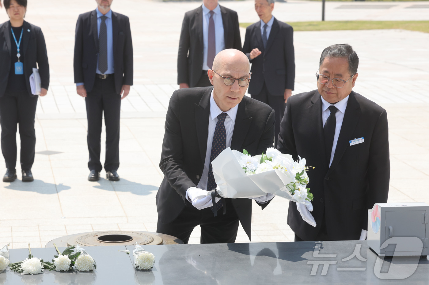 (광주=뉴스1) 조수민 수습기자 = 볼커 튀르크 UN 인권최고대표 일행이 14일 오전 광주 북구 운정동 국립 5·18민주묘지에서 오월영령에 분향하고 있다. 2026.5.14/뉴스1 …