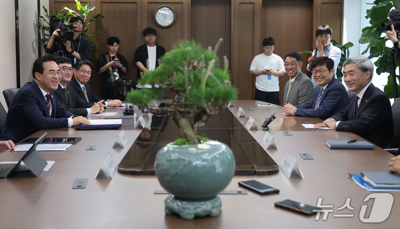 본문 이미지 - 박홍근 기획예산처 장관이 14일 서울 중구 한국은행에서 신현송 한국은행 총재와 회동하며 소나무 분재 선물에 대해 설명하고 있다. (공동취재)