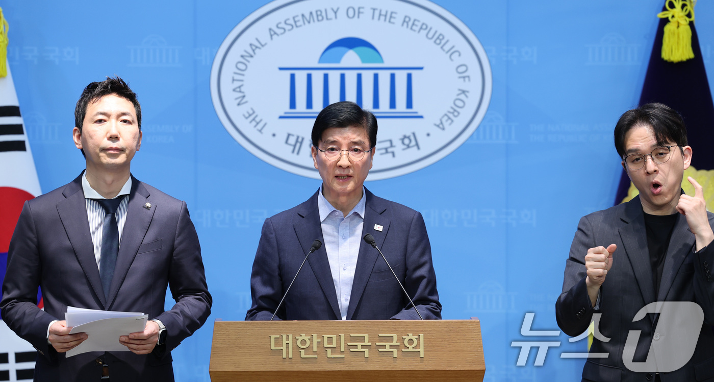 (서울=뉴스1) 신웅수 기자 = 정원오 더불어민주당 서울시장 후보 캠프의 총괄선대본부장인 이해식 의원이 14일 서울 여의도 국회 소통관에서 정 후보의 과거 폭행 전과 의혹 관련 기 …