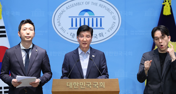 기자회견하는 이해식
