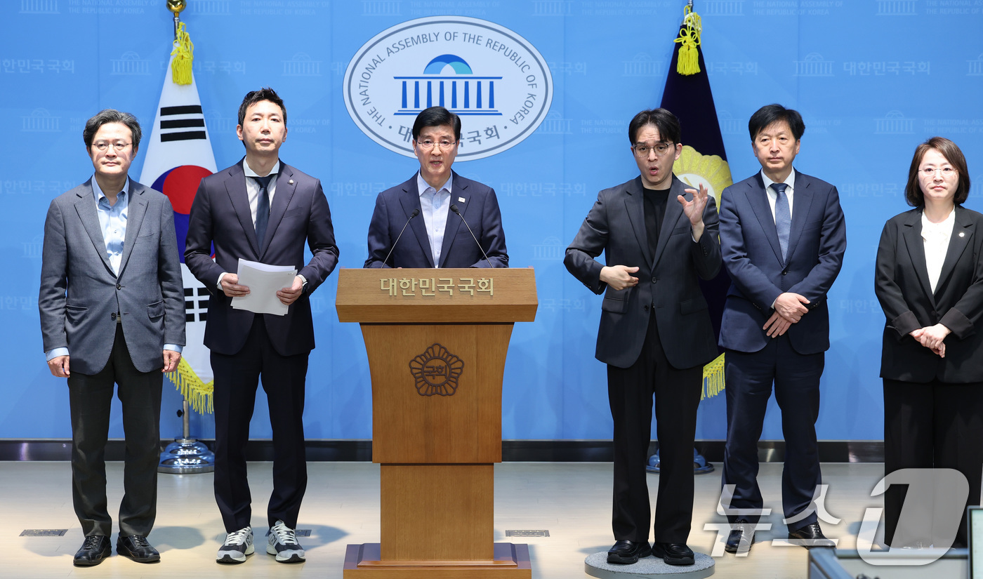 (서울=뉴스1) 신웅수 기자 = 정원오 더불어민주당 서울시장 후보 캠프의 총괄선대본부장인 이해식 의원이 14일 서울 여의도 국회 소통관에서 정 후보의 과거 폭행 전과 의혹 관련 기 …