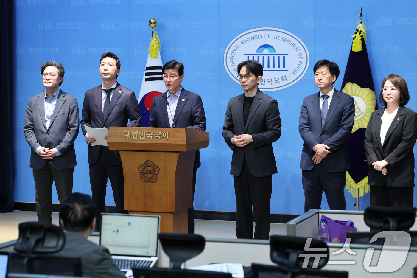 (서울=뉴스1) 신웅수 기자 = 정원오 더불어민주당 서울시장 후보 캠프의 총괄선대본부장인 이해식 의원이 14일 서울 여의도 국회 소통관에서 정 후보의 과거 폭행 전과 의혹 관련 기 …
