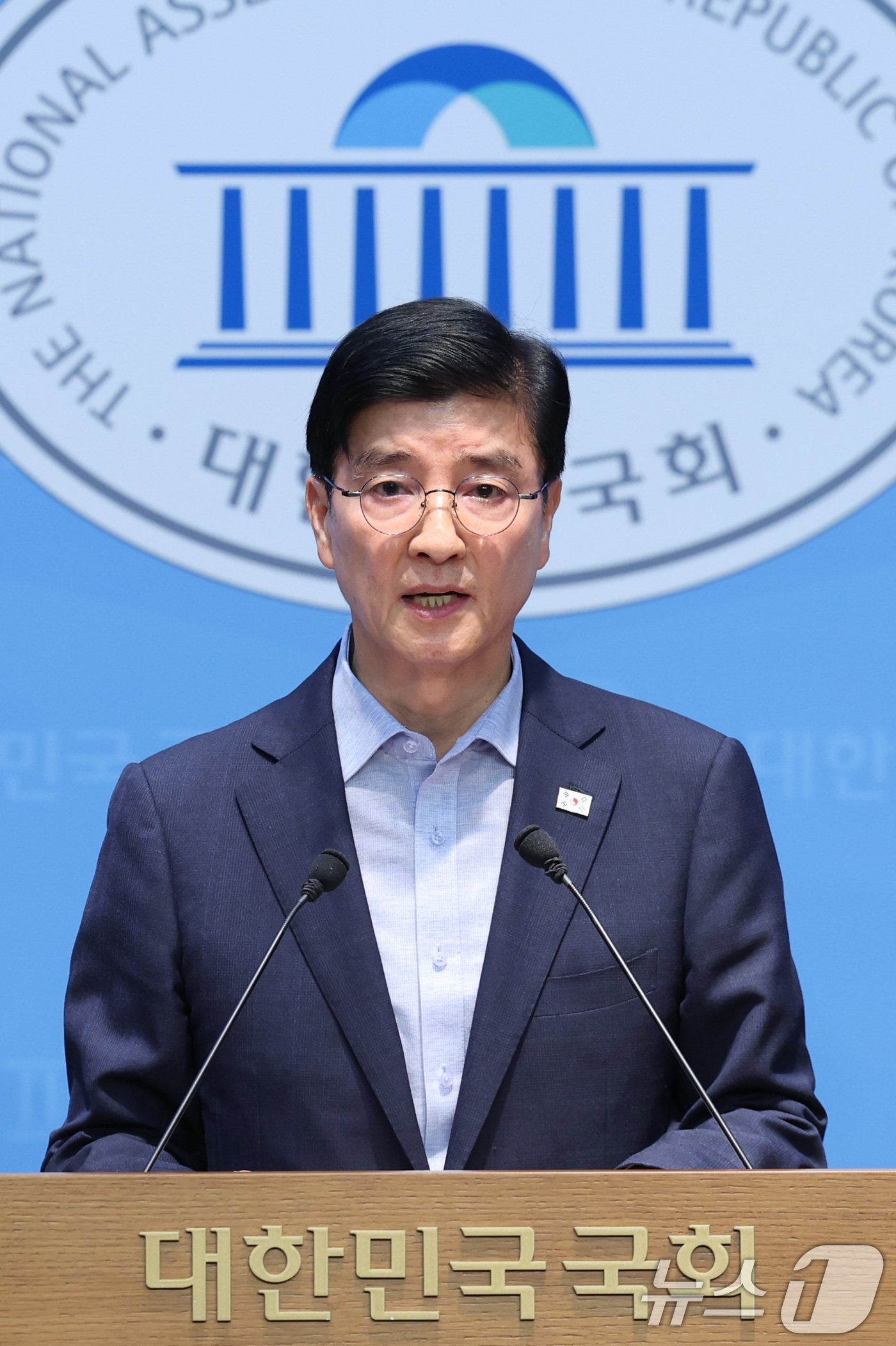 (서울=뉴스1) 신웅수 기자 = 정원오 더불어민주당 서울시장 후보 캠프의 총괄선대본부장인 이해식 의원이 14일 서울 여의도 국회 소통관에서 정 후보의 과거 폭행 전과 의혹 관련 기 …