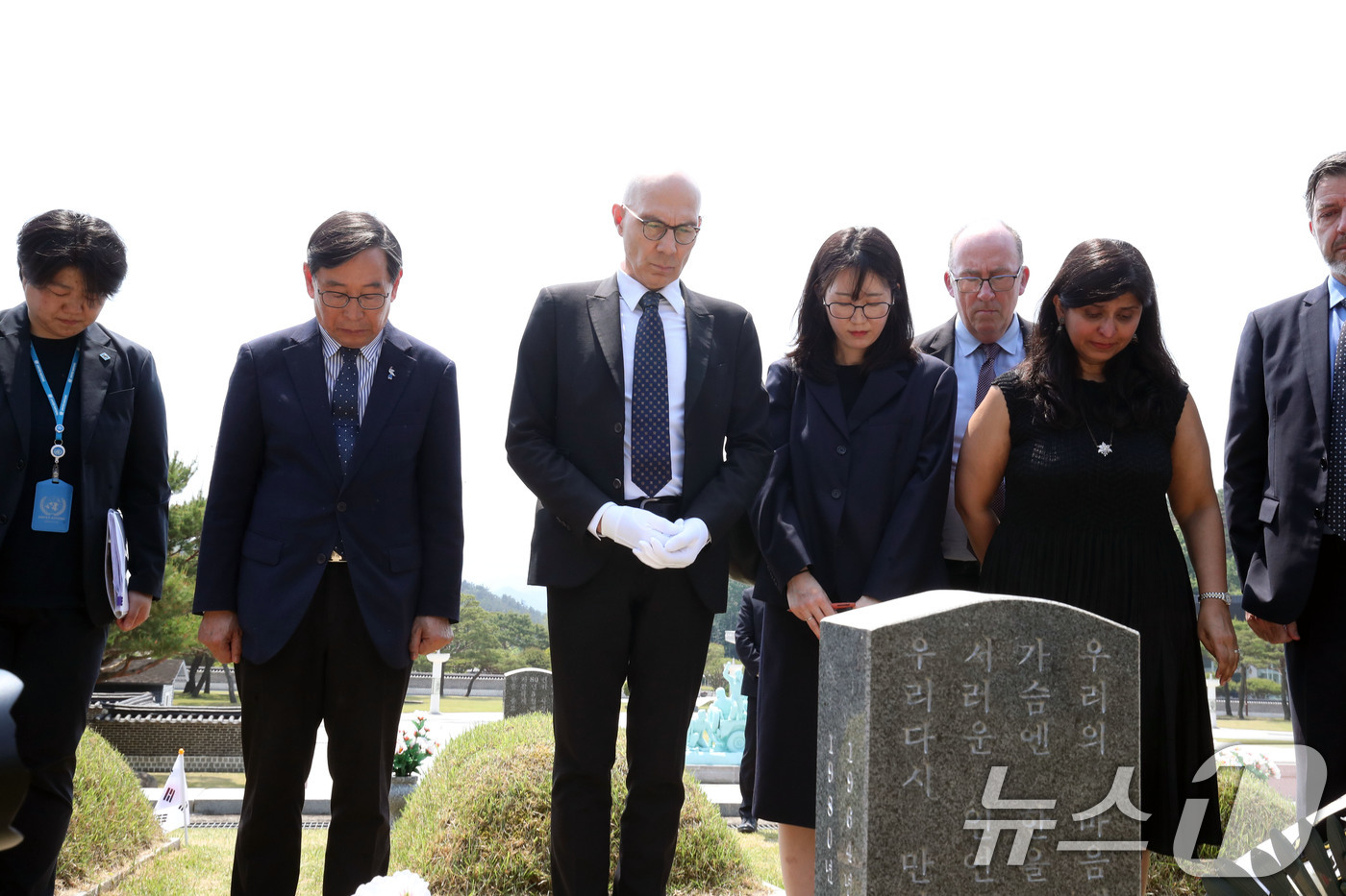 (광주=뉴스1) 조수민 수습기자 = 14일 오전 볼커 튀르크 UN 인권최고대표 일행이 광주 북구 운정동 국립 5·18민주묘지에서 오월영령에 참배 후 열사 묘역 앞에서 묵념하고 있다 …