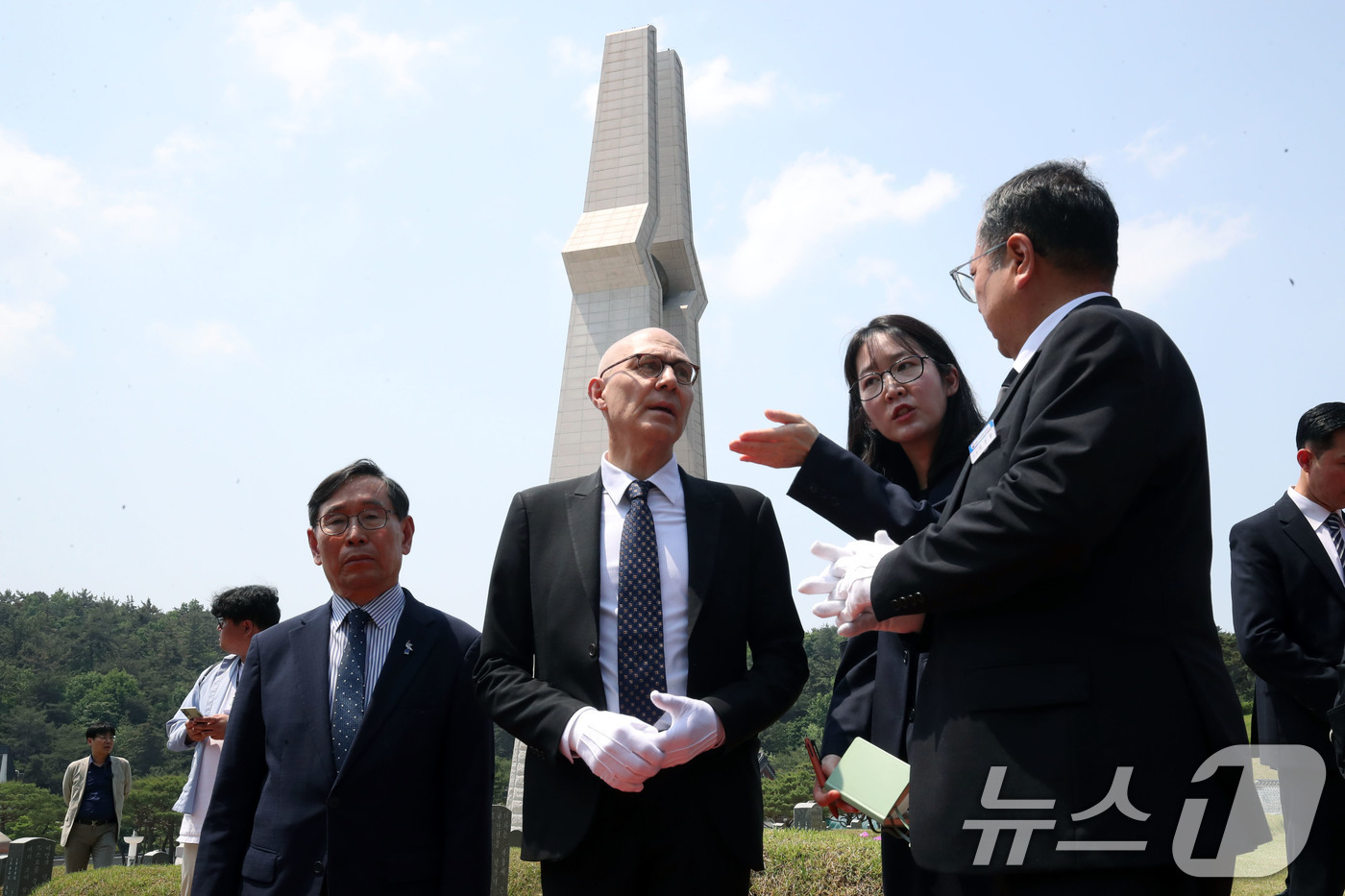 (광주=뉴스1) 조수민 수습기자 = 볼커 튀르크 UN 인권최고대표 일행이 14일 오전 광주 북구 운정동 국립 5·18민주묘지에서 오월영령에 참배 후 열사 묘역을 찾아 추모하고 있다 …