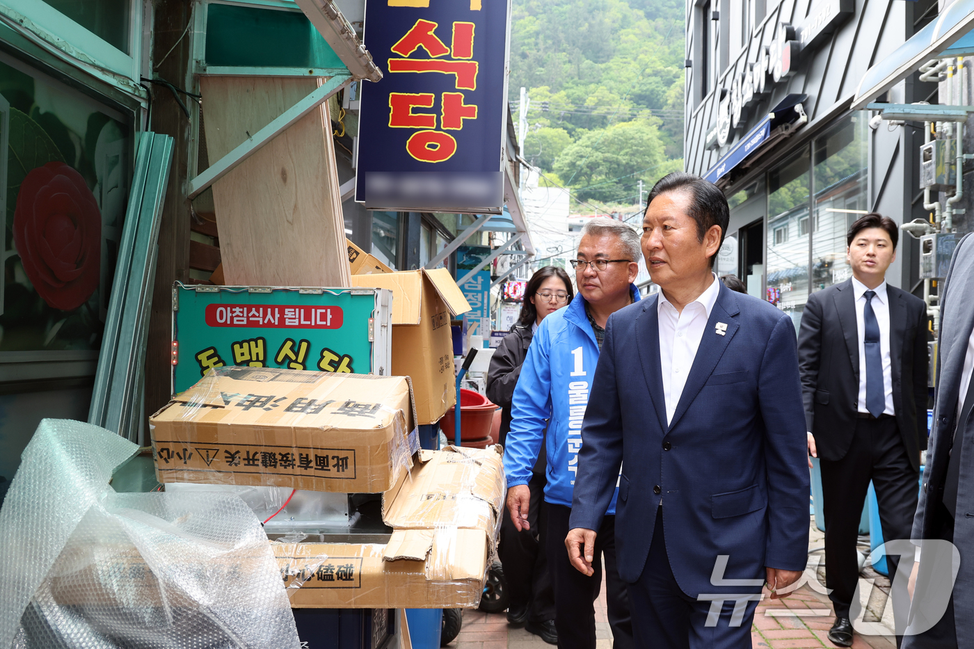 (울릉=뉴스1) 황기선 기자 = 정청래 더불어민주당 대표가 14일 경북 울릉군 저동 시가지에서 주민들과 인사를 하기 위해 이동하고 있다. 2026.5.14/뉴스1