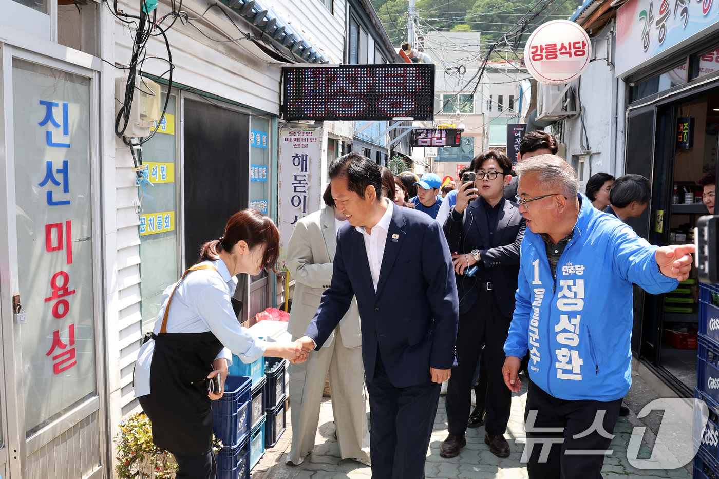 (울릉=뉴스1) 황기선 기자 = 정청래 더불어민주당 대표가 14일 경북 울릉군 저동 시가지에서 주민들과 인사를 나누고 있다. 2026.5.14/뉴스1
