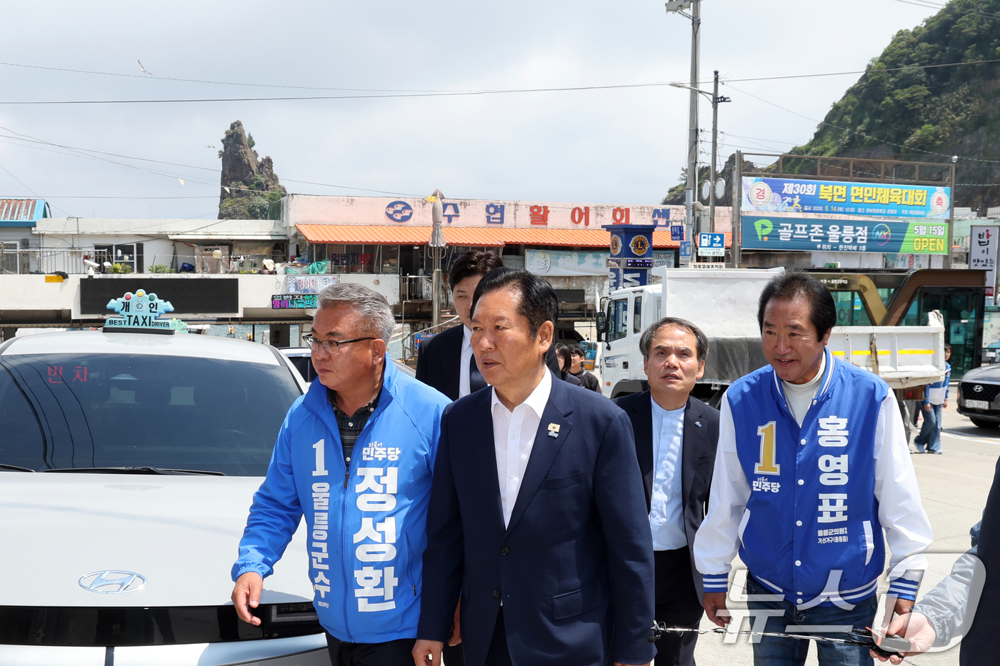 (울릉=뉴스1) 황기선 기자 = 정청래 더불어민주당 대표가 14일 경북 울릉군 저동 시가지에서 주민들과 인사를 하기 위해 이동하고 있다. 2026.5.14/뉴스1