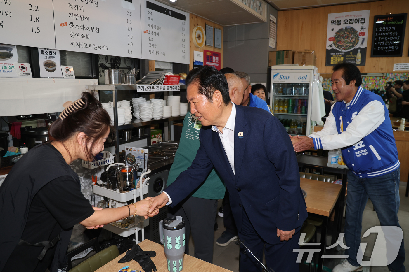 (울릉=뉴스1) 황기선 기자 = 정청래 더불어민주당 대표가 14일 경북 울릉군 저동 시가지에서 주민들과 인사를 나누고 있다. 2026.5.14/뉴스1