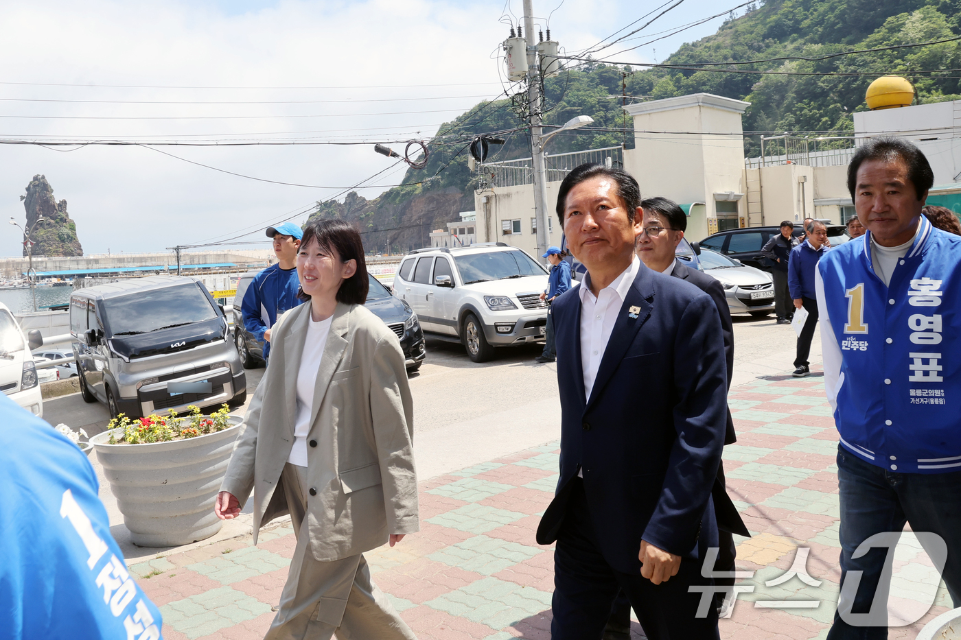 (울릉=뉴스1) 황기선 기자 = 정청래 더불어민주당 대표가 14일 경북 울릉군 저동 시가지에서 주민들과 인사를 하기 위해 이동하고 있다. 2026.5.14/뉴스1